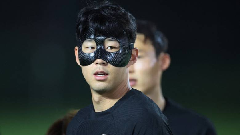 Explain why do some football players wear a mask? - Ảnh 2