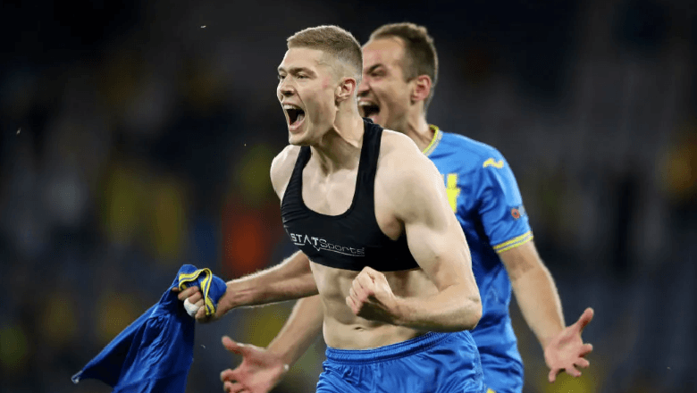 Why do football players wear bras? The real reason behind  - Ảnh 1